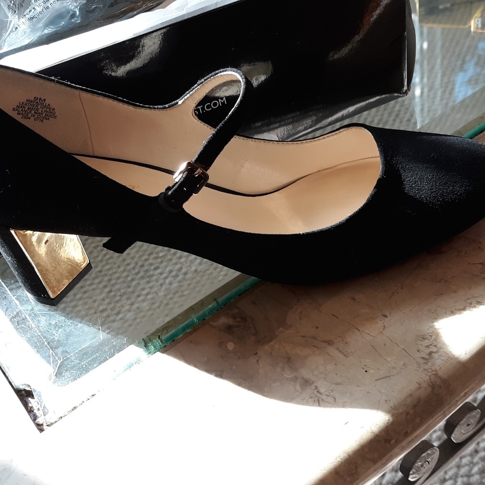 Black pumps